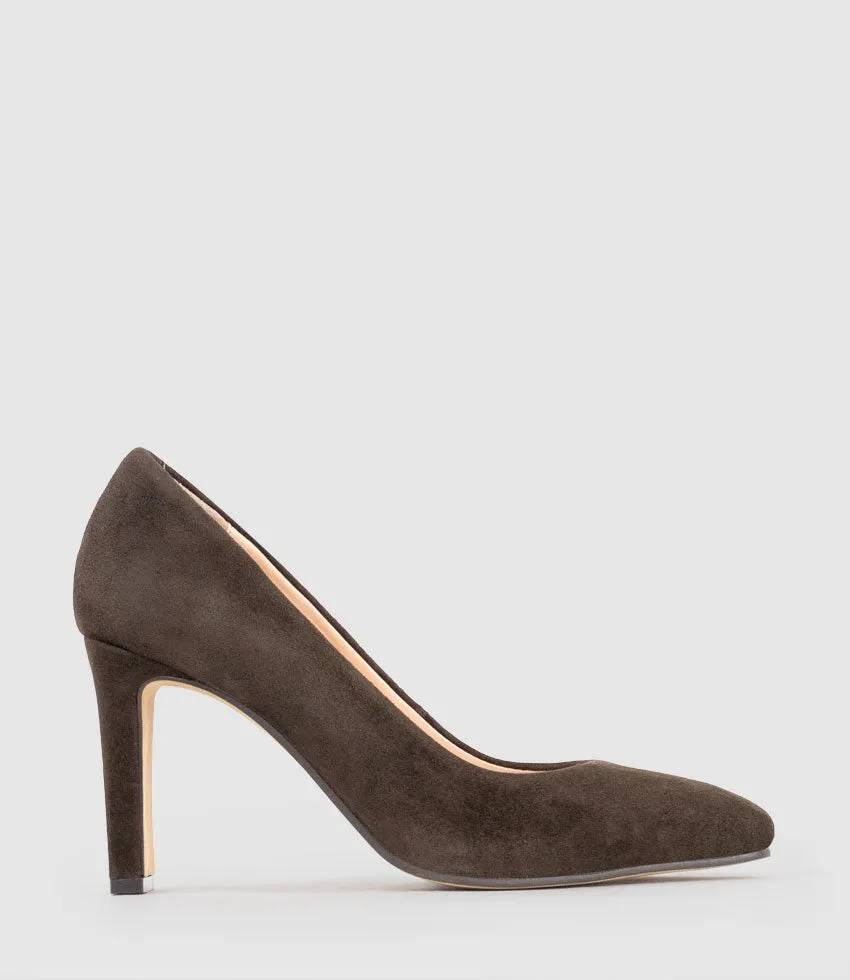 BROOKLYN85 Square Toe Pump in Chocolate Suede